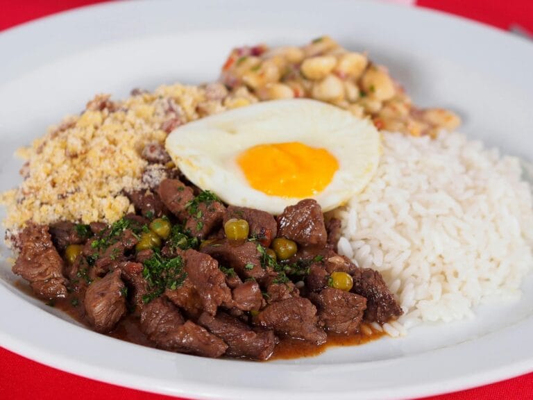 Receita de Feijoada brasileira tradicional servida no prato